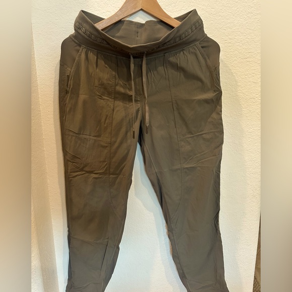 lululemon athletica Pants - LULULEMON DANCE STUDIO mid rise  CROP *sz 6* light olive